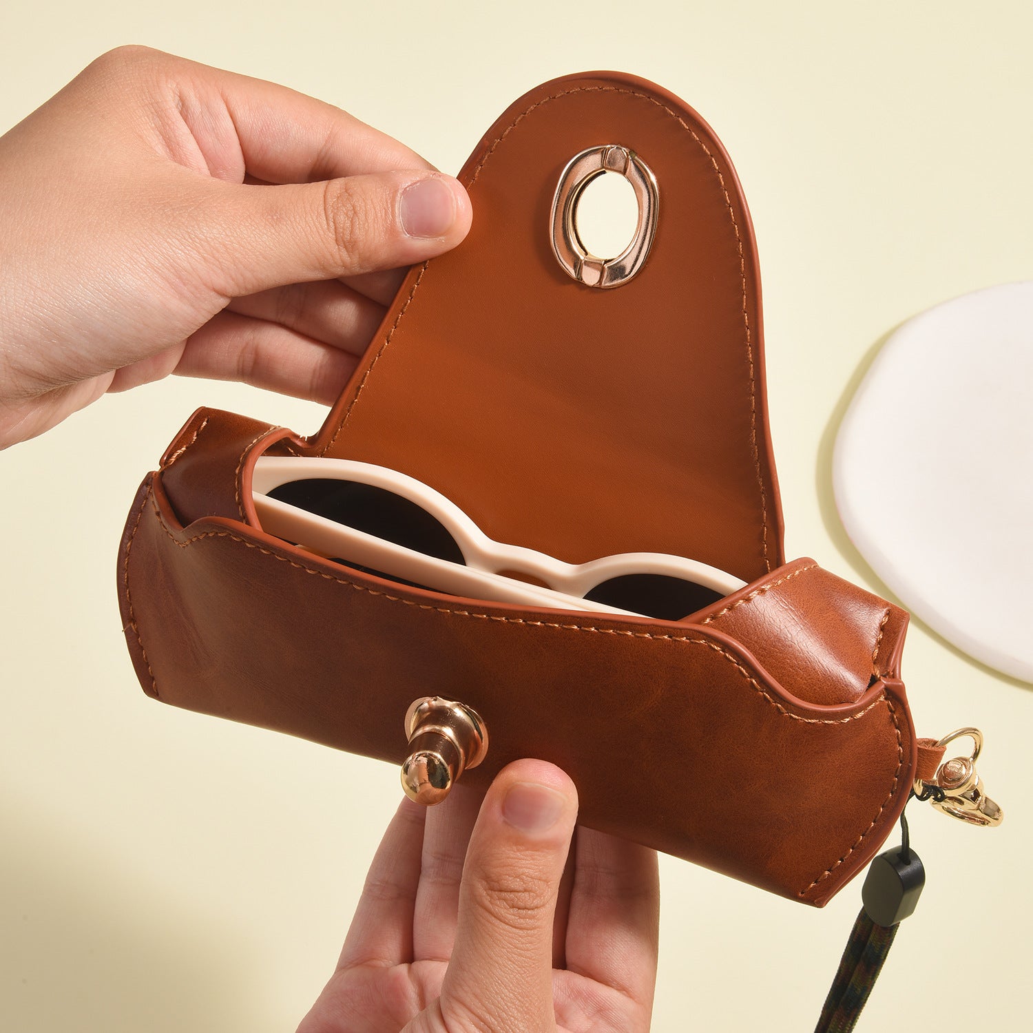 Hangable Retro Leather Glasses Bag - Portable Men’s Storage